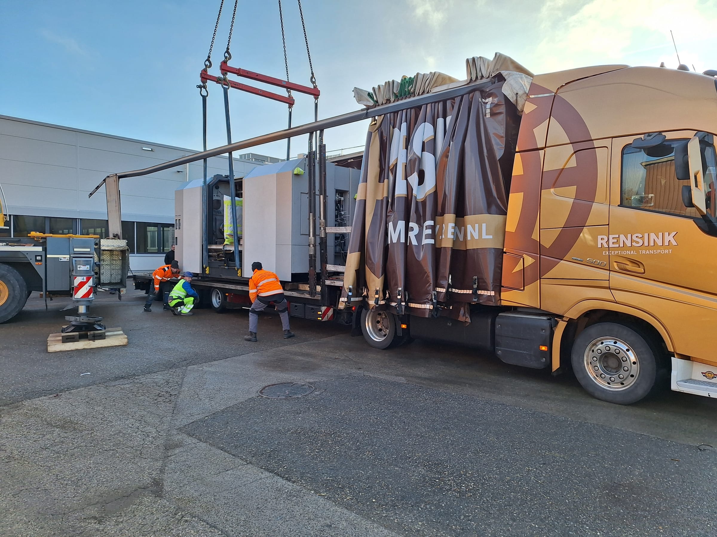 Loading a CNC machine onto a Rensink heavy-haul transport
