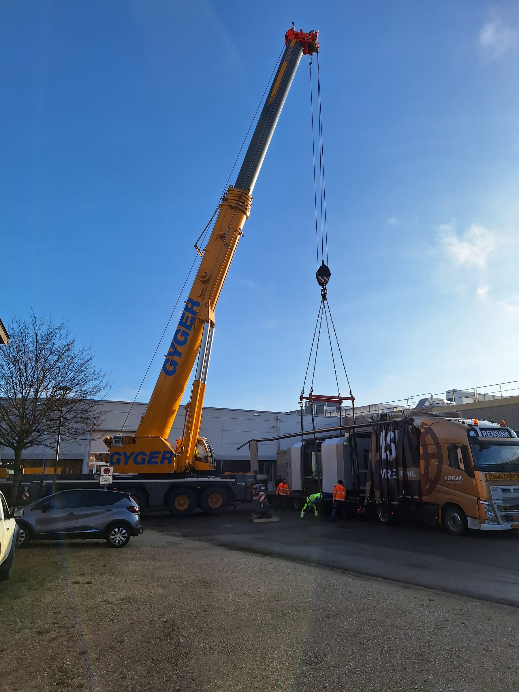 Gyger loading a CNC machine onto a Rensink specialist transport